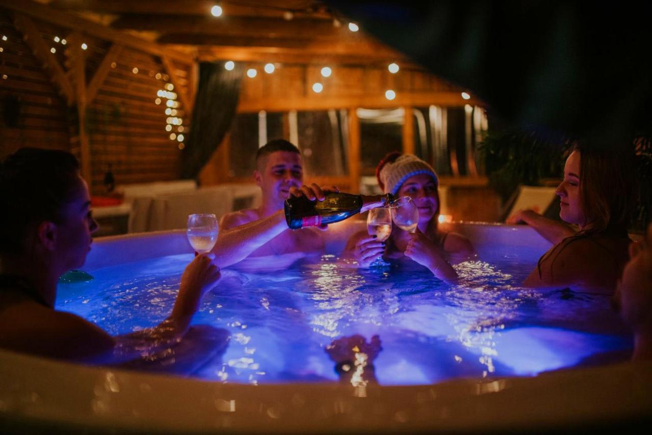 Aloha Glamp - Okragle Domki Przy Rzece - Balia I Sauna - Energylandia Zagornik المظهر الخارجي الصورة