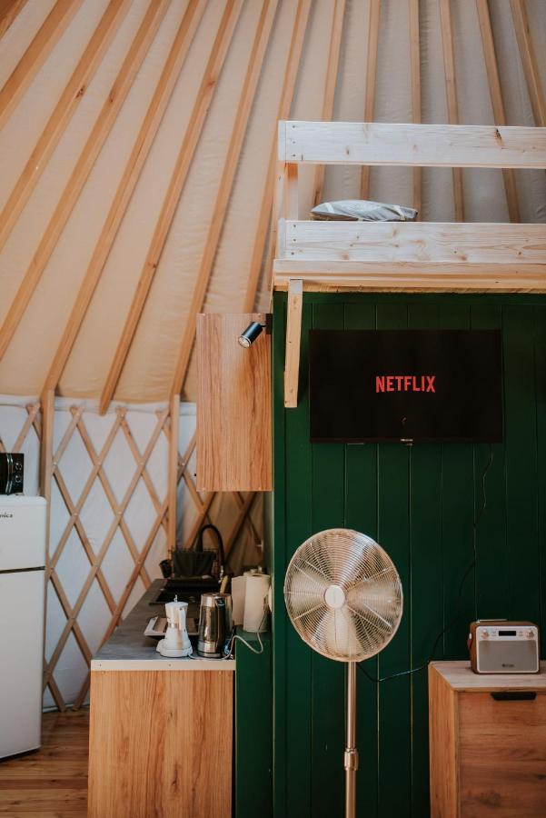 Aloha Glamp - Okragle Domki Przy Rzece - Balia I Sauna - Energylandia Zagornik المظهر الخارجي الصورة