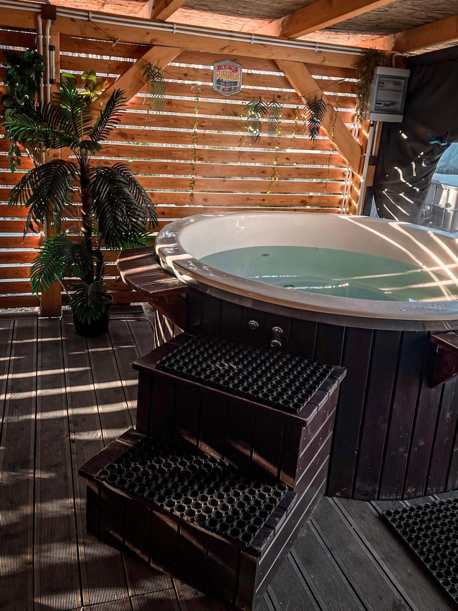 Aloha Glamp - Okragle Domki Przy Rzece - Balia I Sauna - Energylandia Zagornik المظهر الخارجي الصورة